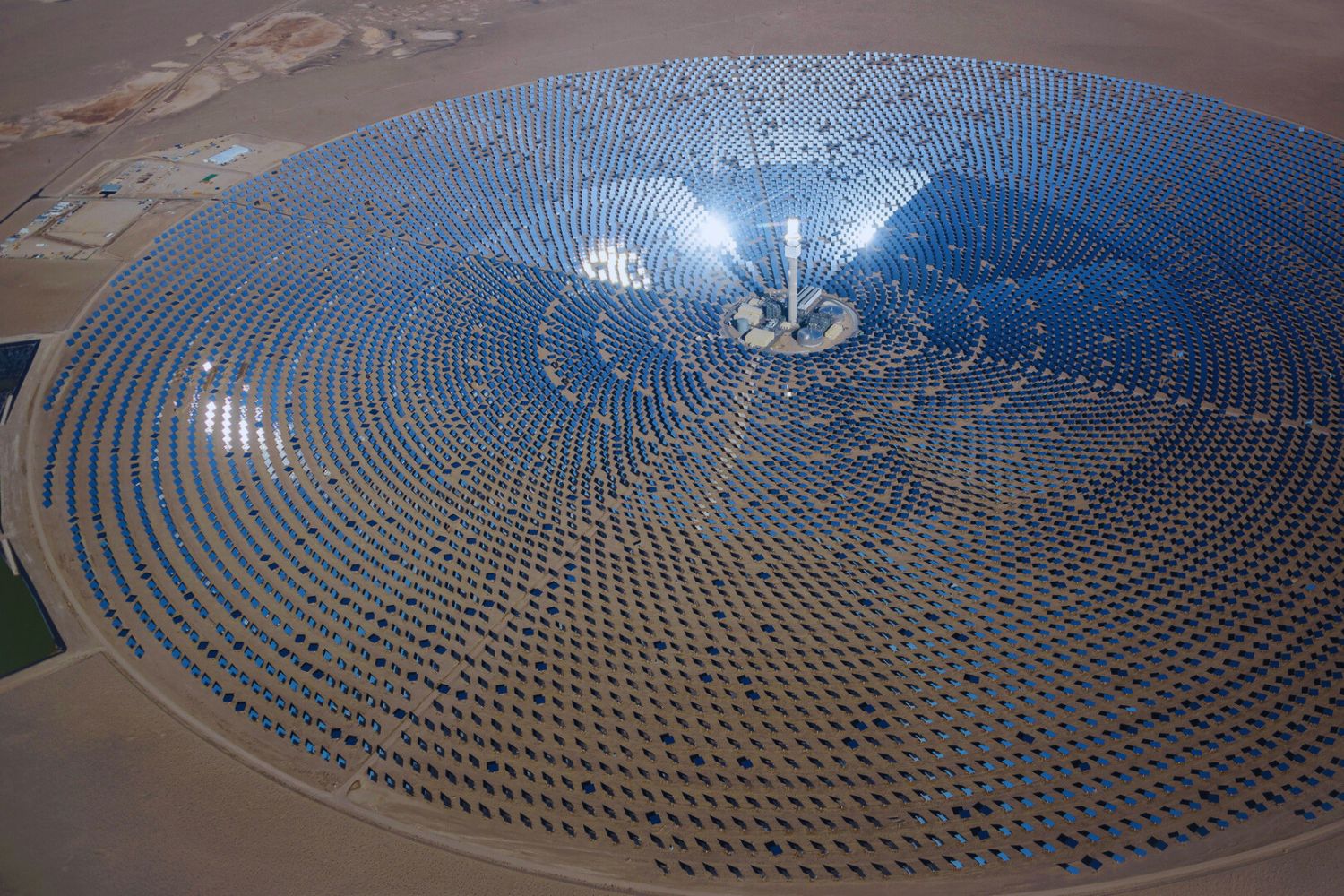 Energía solar concentrada: así se desperdició la enorme central termodinámica del desierto de Nevada que produce energía incluso de noche