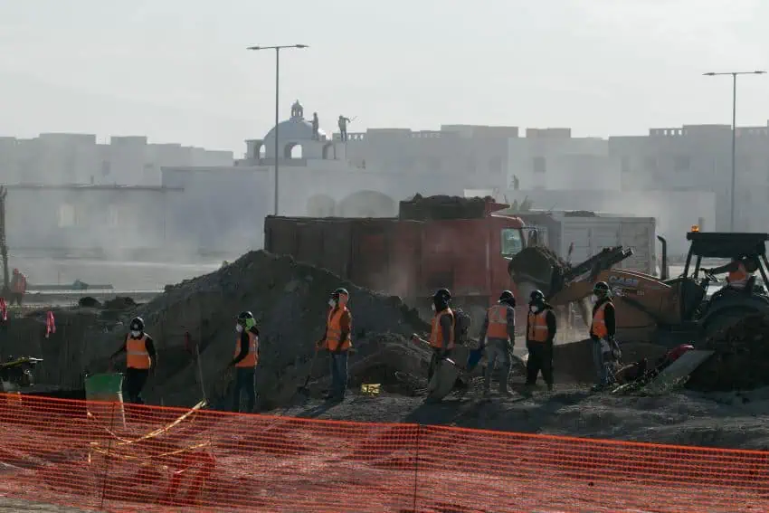Construction workers at a work site, illustrating Mexico