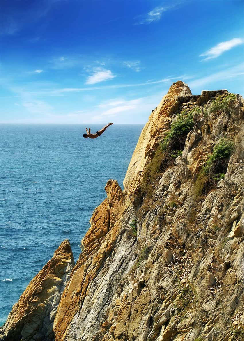 Un buzo parece volar desde un acantilado de alta mar en Acapulco