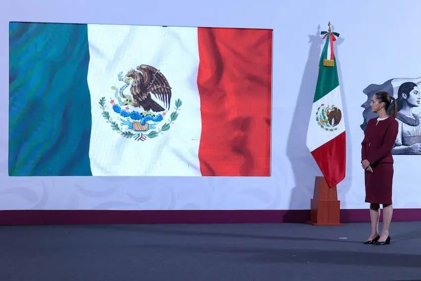 Sheinbaum admiring the Mexican flag