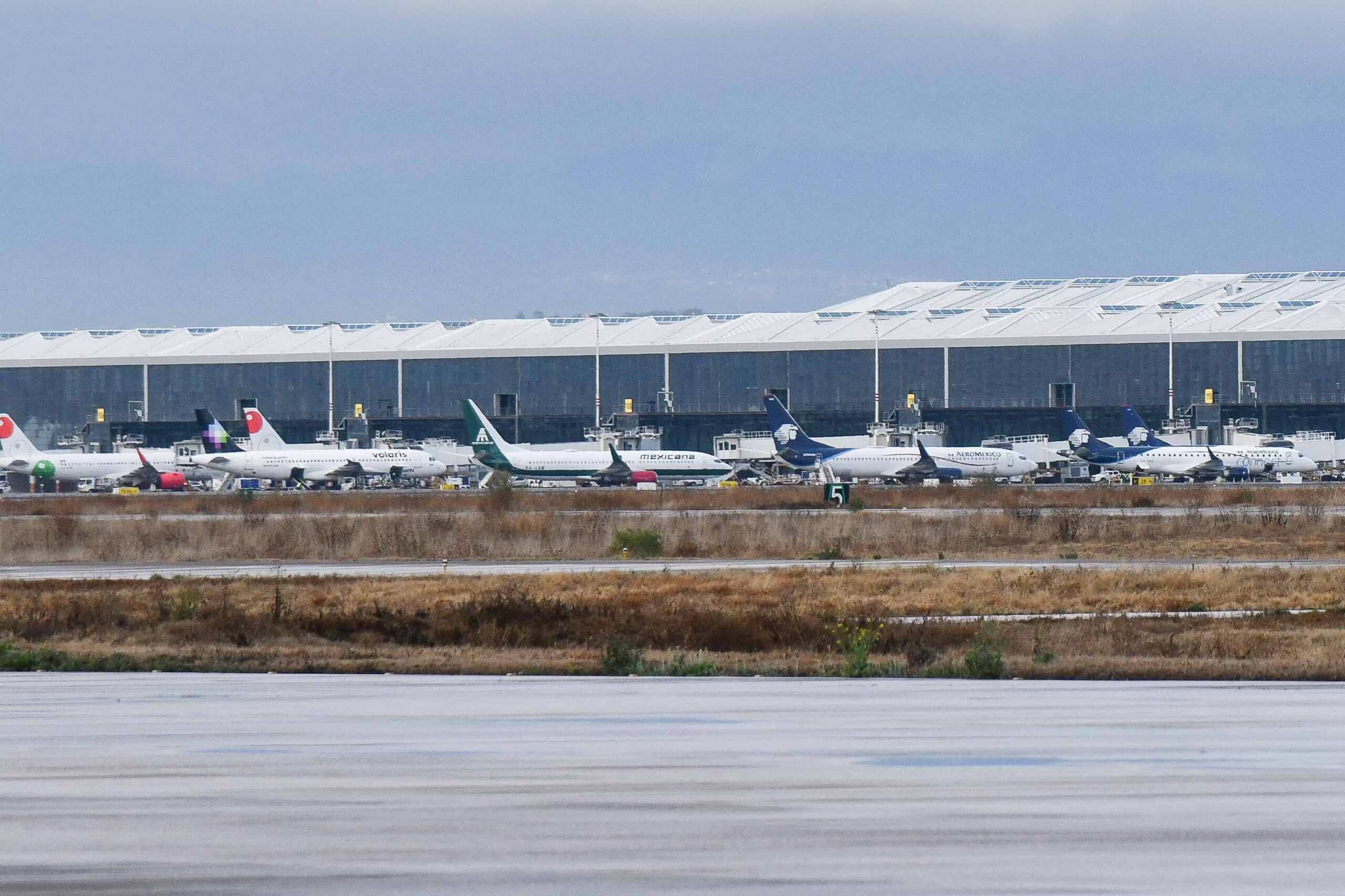 Aviones alineados en el aeropuerto de AIFA