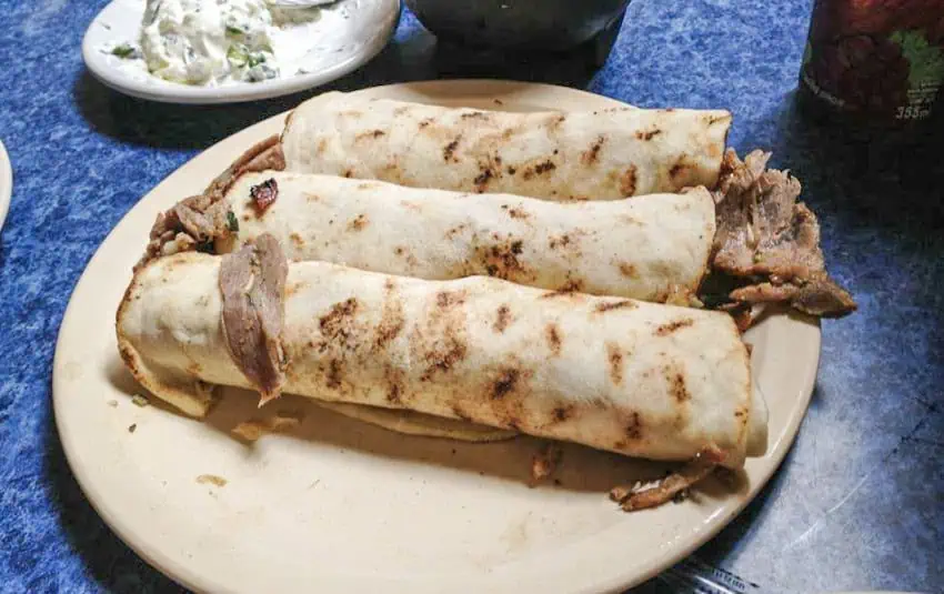Tres árabes tacos servidos en un plato, un ejemplo de comida de puebla