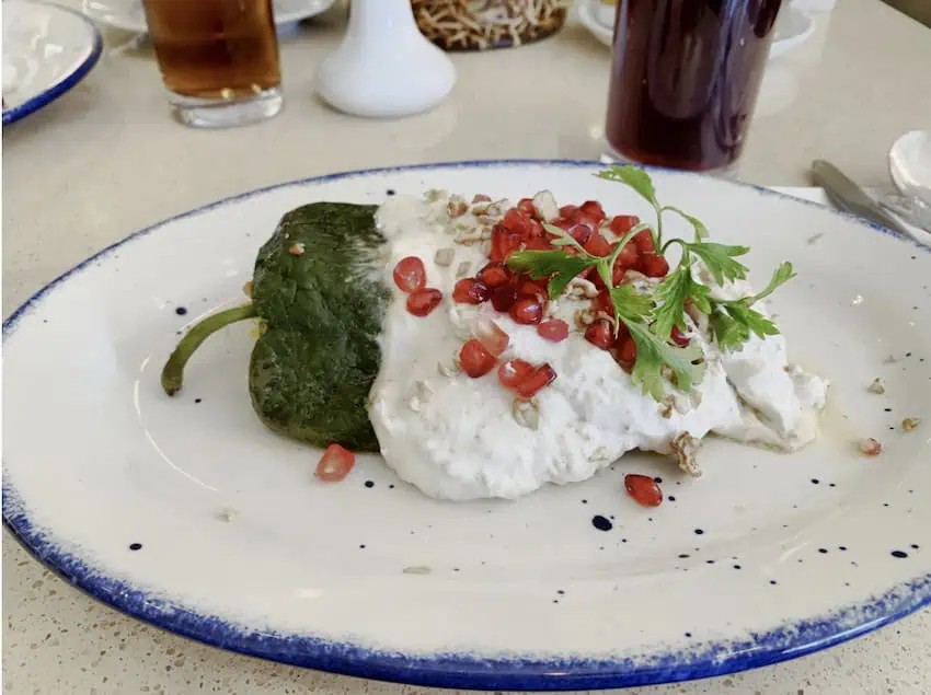 Un plato de chile en nogada, un ejemplo de comida puebla