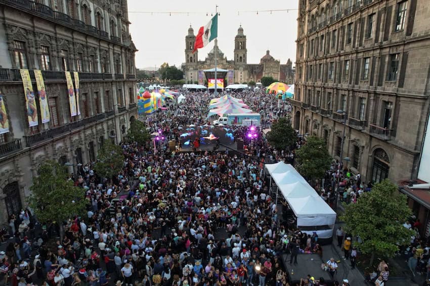 Evento masivo en la Ciudad de México Zocalo y una calle que se alimenta de él