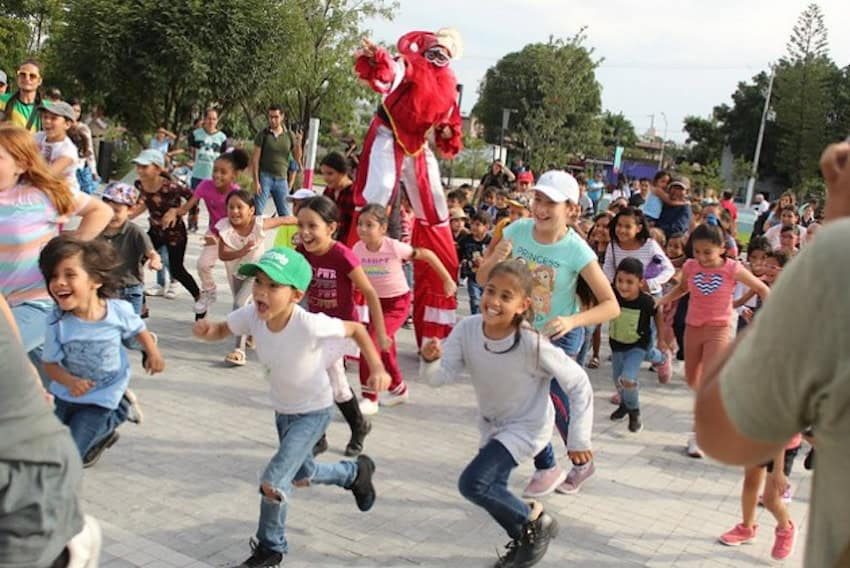 Niños corriendo en el Parque de Las Niñas y Los Niños en Zapopan