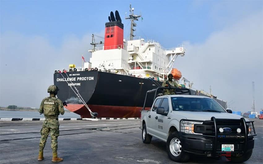 Un marinero de la marina está guardado frente a un buque de cisterna