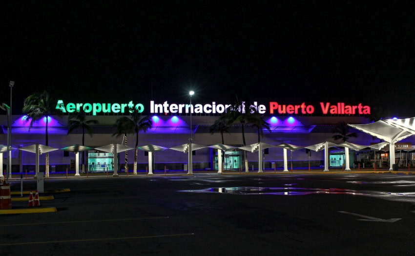 Una vista nocturna de la entrada al aeropuerto internacional de Puerto Vallarta.