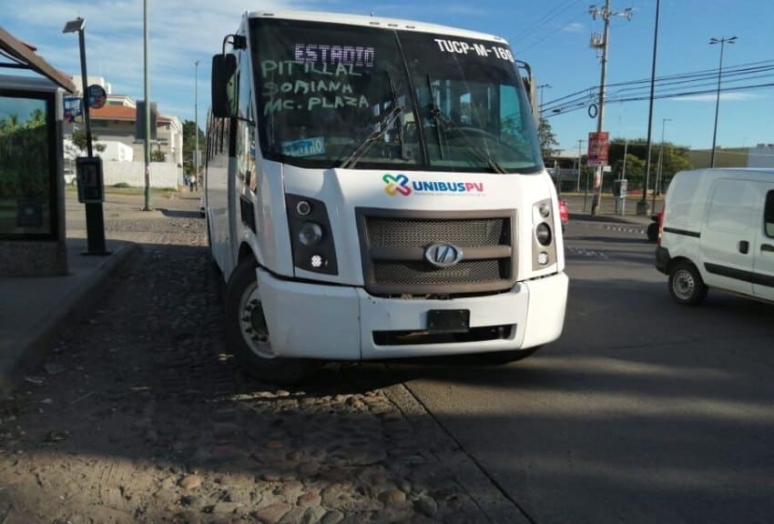 El autobús público de Puerto Vallarta se dio cuenta de dejar una parada en una calle de la ciudad.