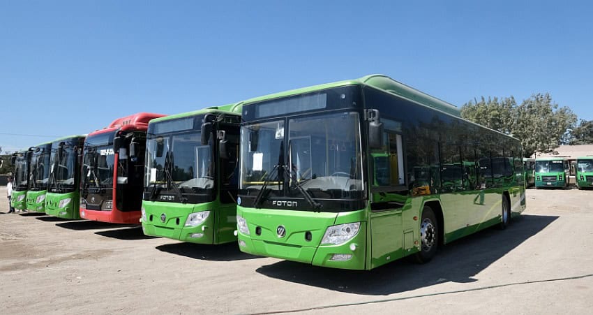 Los autobuses de gas natural verde estacionados en una fila en un depósito de autobuses en México.