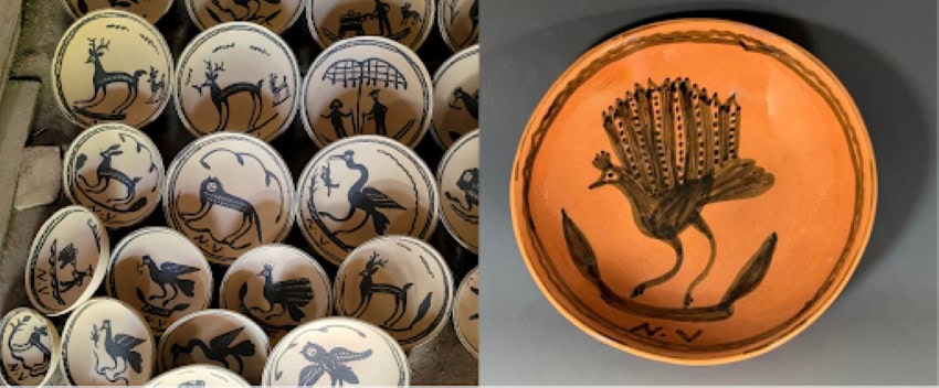 Una foto de pantalla dividida de diferentes tazones de arcilla blanca artesanal. A la izquierda hay una foto de tazones blancos con diseños primitivos de diferentes animales y criaturas fantásticas pintadas en pigmento azul oscuro. En la parte derecha de la foto hay un solo tazón de color terracota con un diseño primitivo hecho a mano de un pavo real en el centro y un borde alrededor del borde, ambos pintados en pigmento azul oscuro.