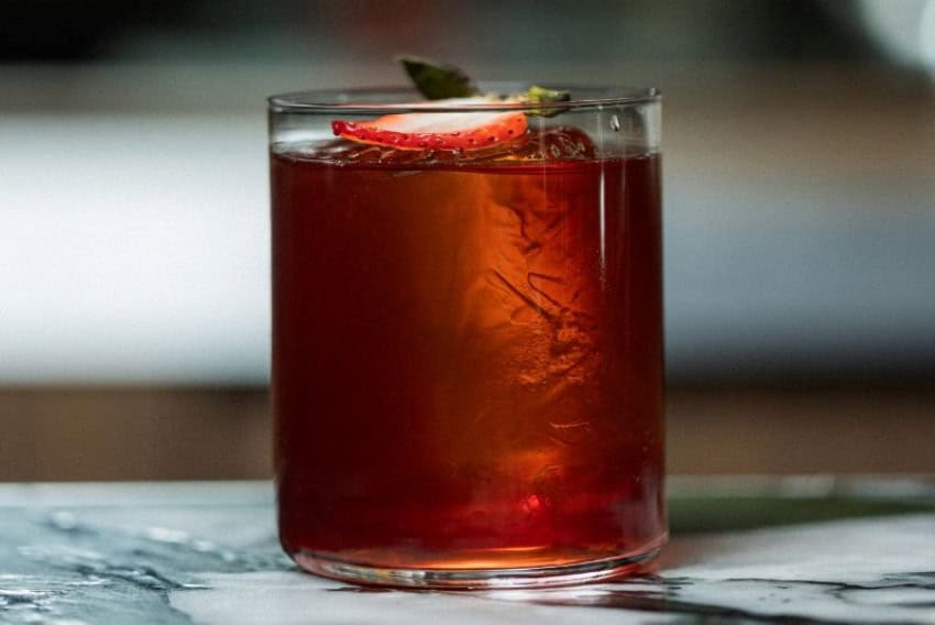 Cóctel Highball Glass con un cóctel de Bar Mauro en México
