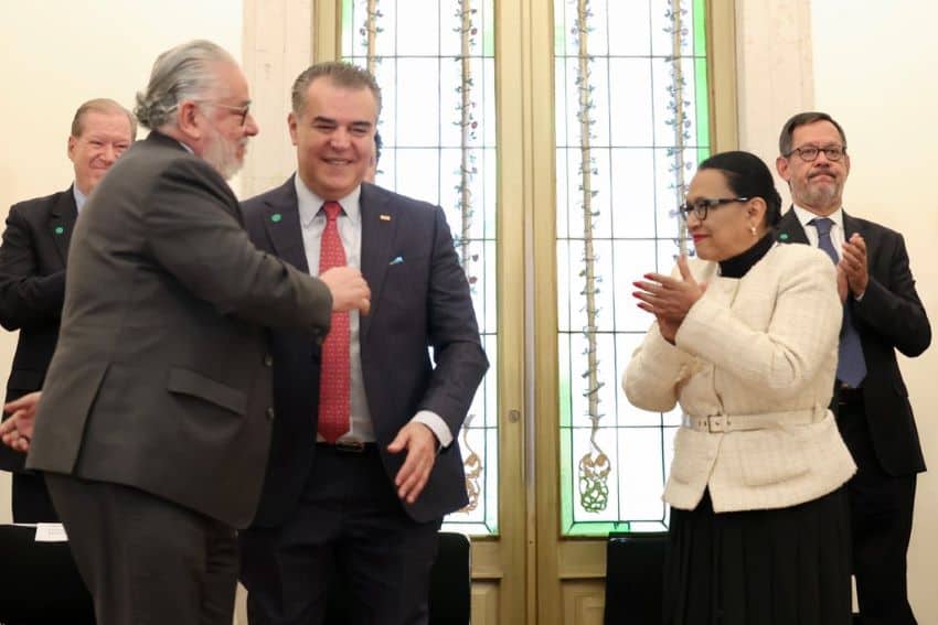 Empresas afiliadas al Consejo de Coordinación de Negocios de México (CCE), encabezado por Francisco Cervantes Díaz (Centro), inicialmente comprometido a ofrecer alrededor de 35,000 empleos a los mexicanos deportados de los Estados Unidos.