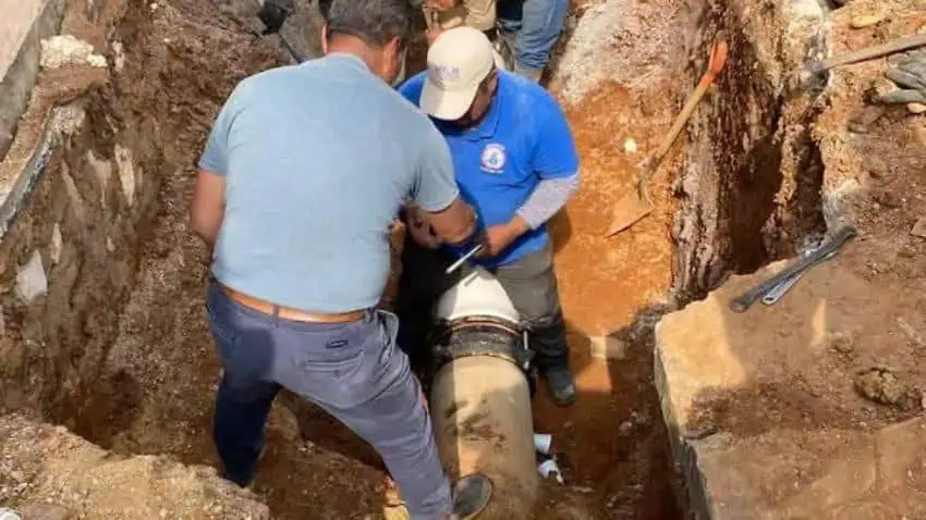 Trabajadores en una zanja profunda en y junto a tuberías de infraestructura de agua en San Cristóbal de Las Casas, Chiapas, en México
