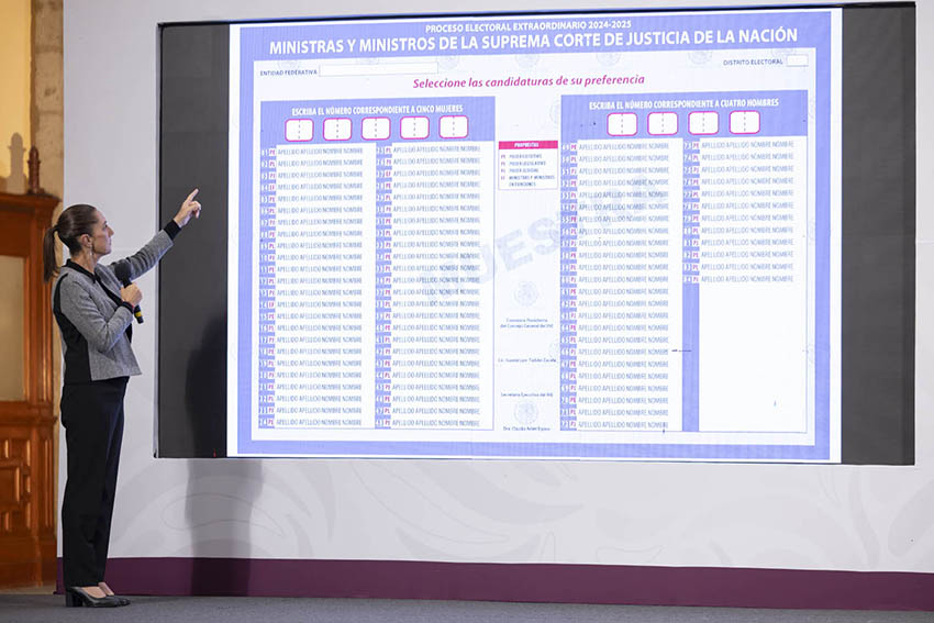 Sheinbaum apunta a una votación de muestra proyectada en una pantalla grande