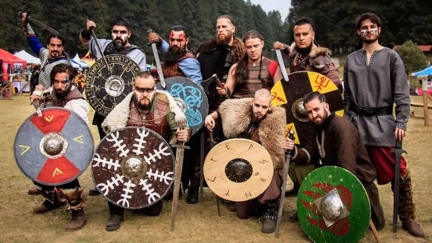 Un grupo de hombres vestidos como vikingos