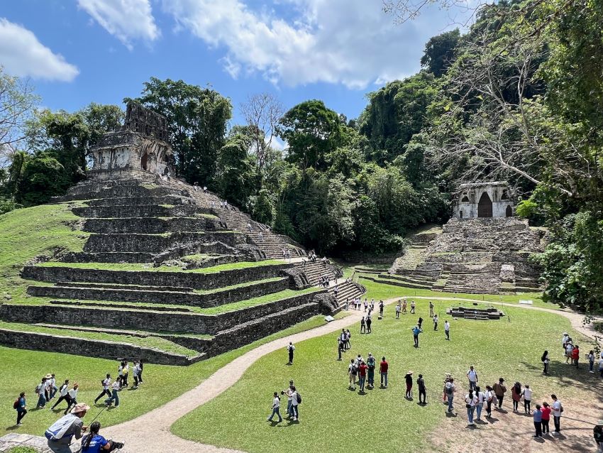 Los turistas exploran las ruinas en Palenque