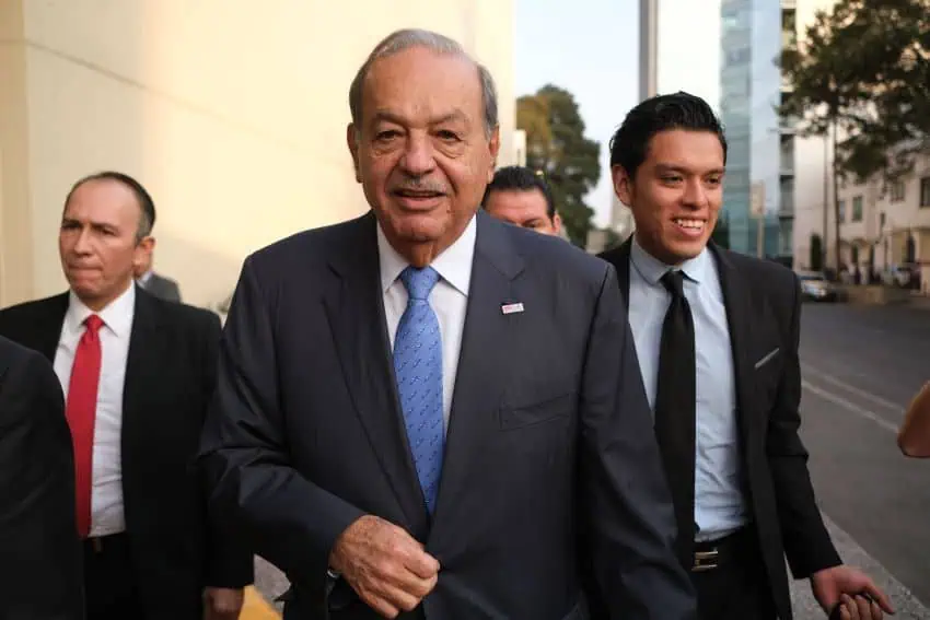 Multimillonario Carlos Slim en un traje de negocios