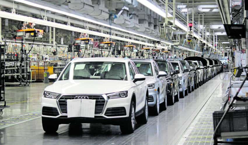 Una línea de autos Audi en una planta de fabricación de automóviles mexicana