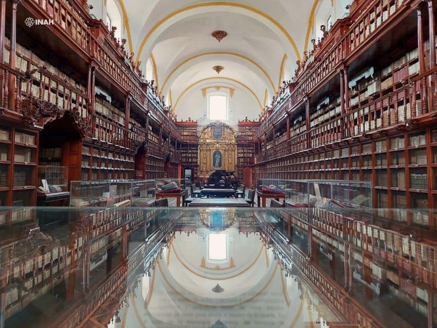 Interior de Biblioteca Palafoxiana en Puebla