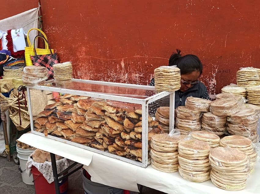 Sweet Gorditas apiladas para ser vendidas por un vendedor callejero