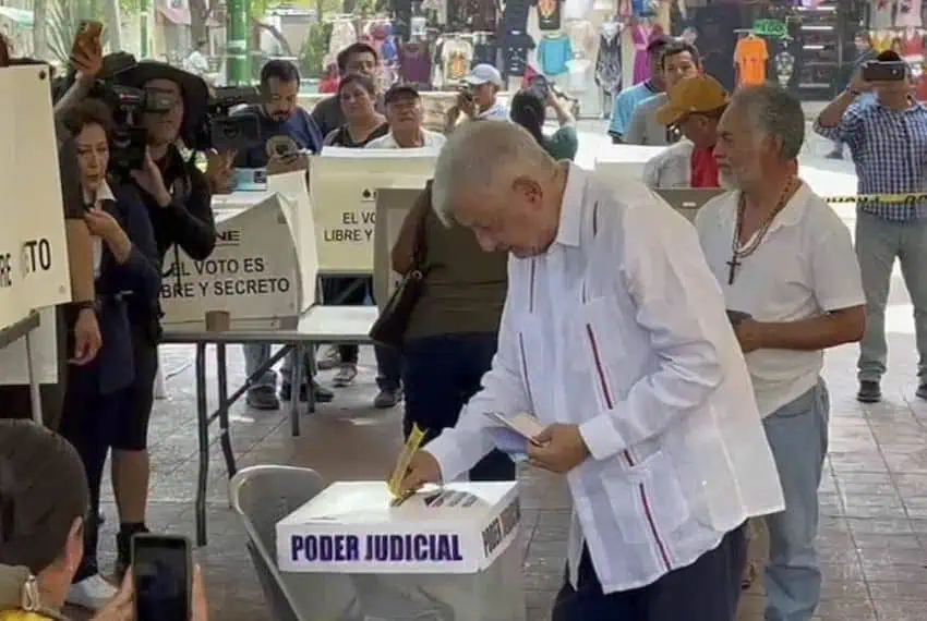 Amlo votando en las elecciones judiciales de México