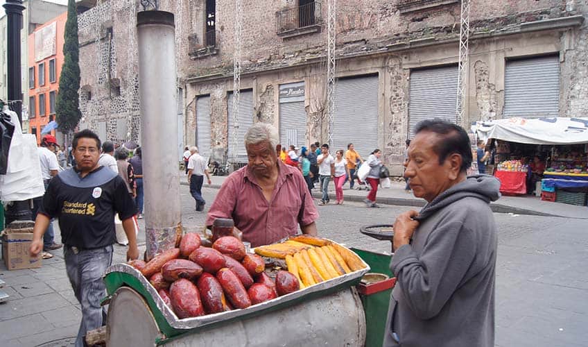Vendedor callejero de camote y ñame en México