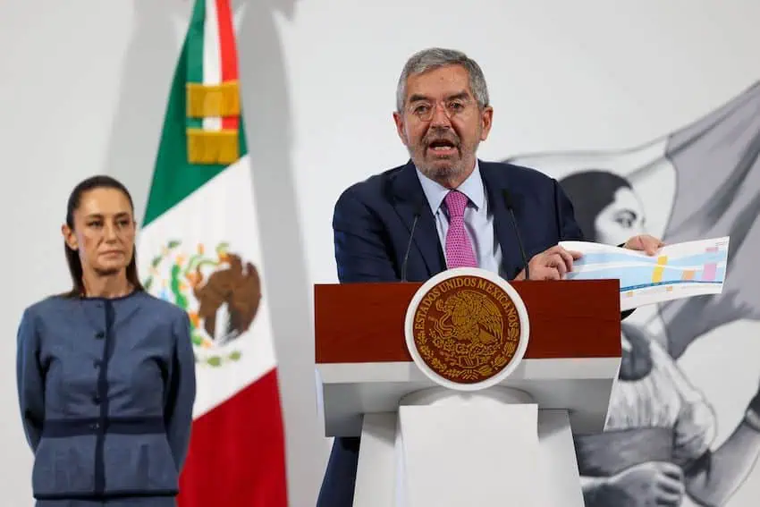 El ministro de Relaciones Exteriores, Juan Ramón de la Fuente, dijo el lunes que, después de las noticias de las redadas en Los Ángeles, los funcionarios consulares mexicanos "inmediatamente" fueron a los centros de detención de inmigración en Los Ángeles para "tratar de identificar" y entrevistar a los mexicanos que habían sido detenidos.