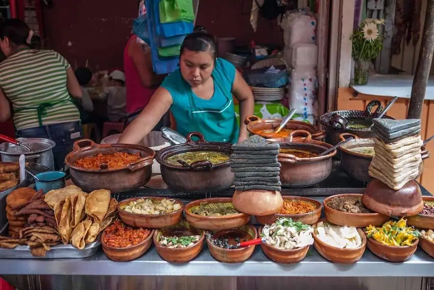 Una mujer en un puesto en el mercado de Tepoztlan