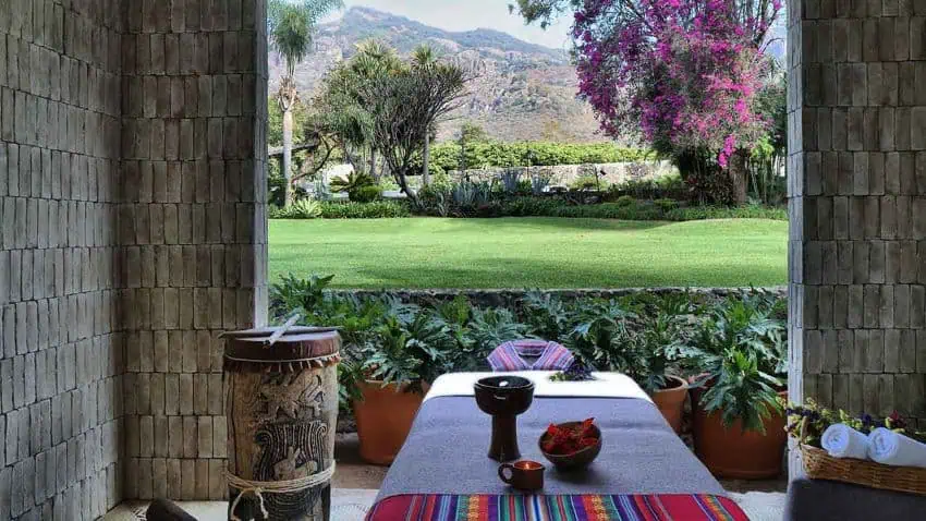 Cama de masaje mirando hacia la ventana