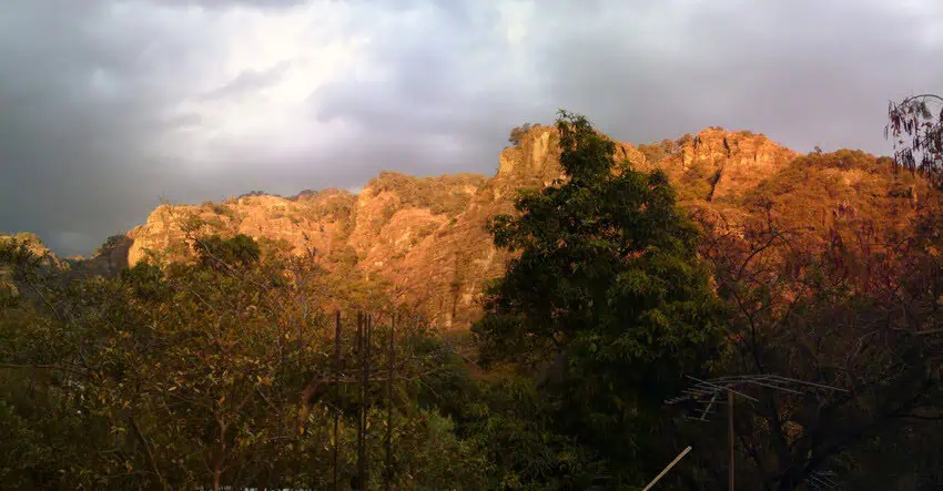 Panorama de las montañas al atardecer