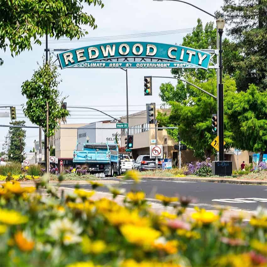 Una señal de bienvenida para Redwood City, California