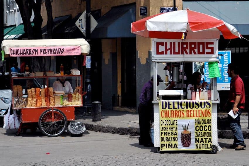 Churro y Chicharron se encuentran en una calle