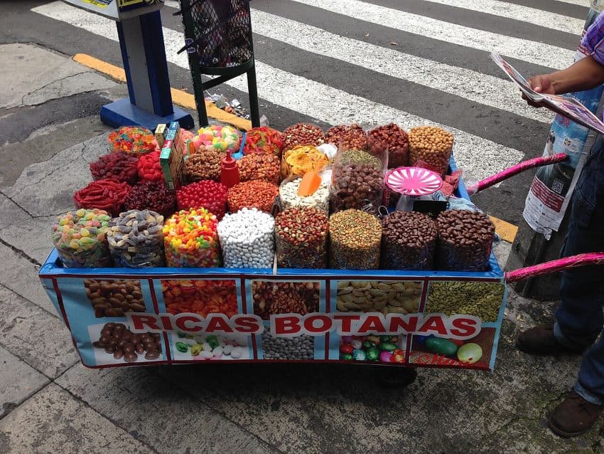 Cart de dulces en una calle de la ciudad. Cart dice "Botanas"