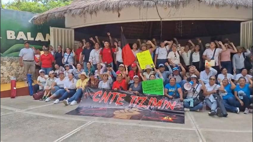 Los manifestantes tienen señales en Ek Balam