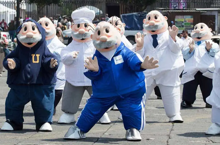 Una compañía del Dr. Simis promueve la farmacia más grande de México.