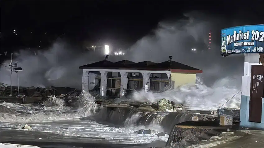 Las olas pesadas golpearon una costa urbana rocosa por la noche en Oaxaca