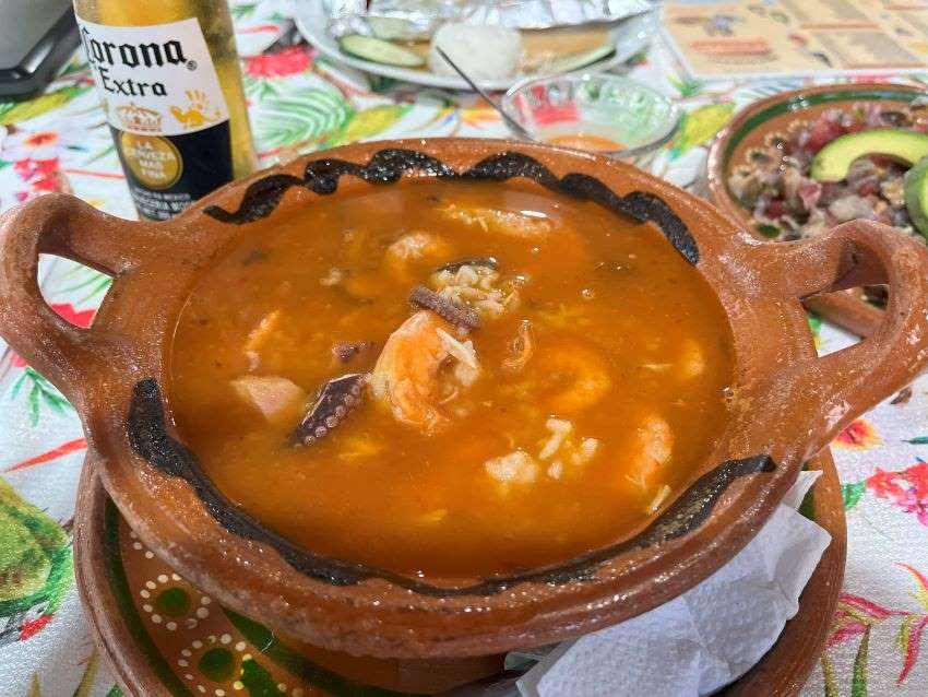 Clay Dish sostiene Arroz a la Tumbada