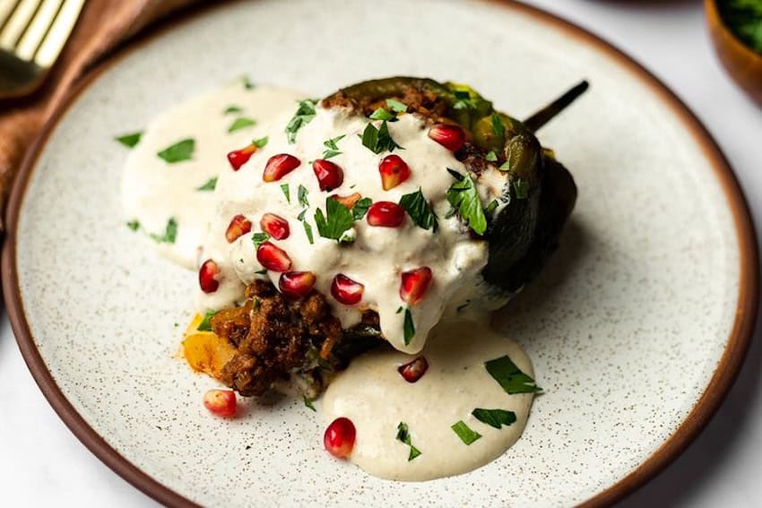 Un chile en nogada servido en un plato