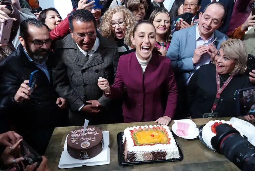 Al final de su conferencia de prensa, Sheinbaum compartió el pastel con las decenas de reporteros y otras personas que asistieron
