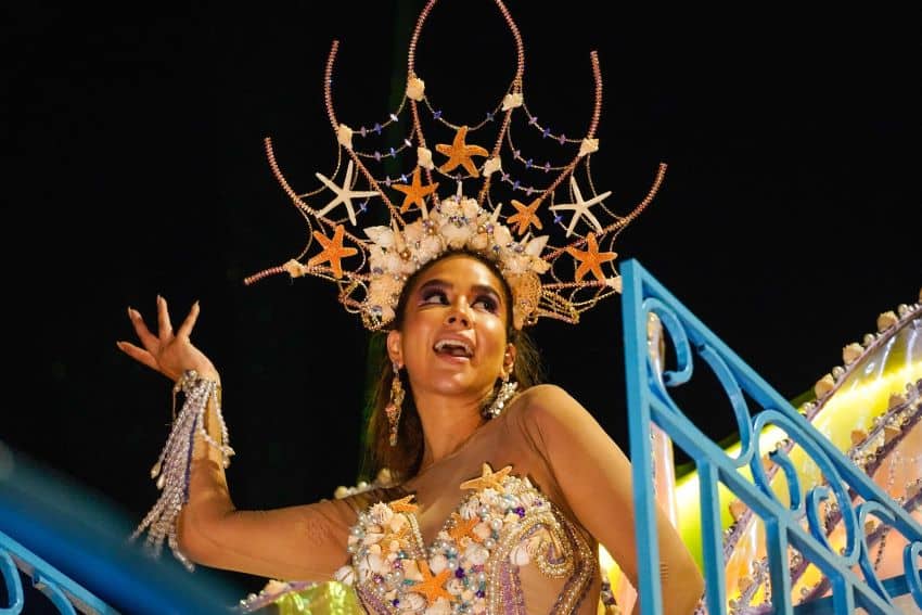 Una reina del carnaval baila con un elaborado disfraz de estrella de mar