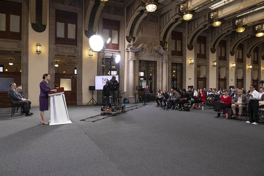 Sheinbaum se encuentra frente a una habitación llena de reporteros