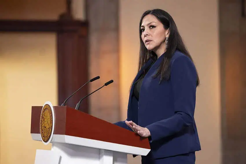 Una mujer habla en un podio