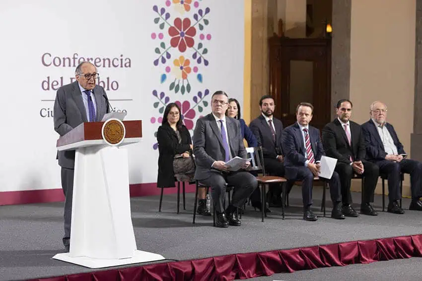 El ministro de salud, Kershenobich, habla en una conferencia de prensa