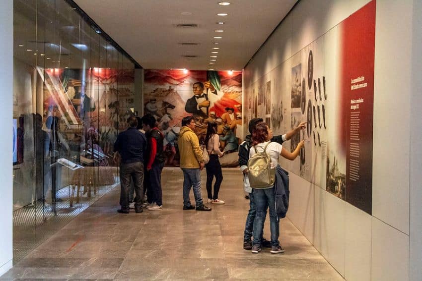 Los visitantes del museo miran exhibiciones en el Museo de la Revolución