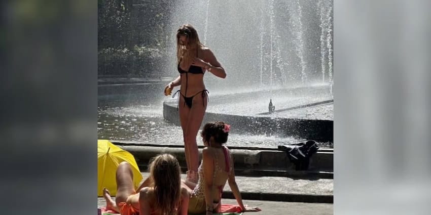 Una mujer en bikini en una fuente en Roma Norte's Plaza de Rio de Janeiro