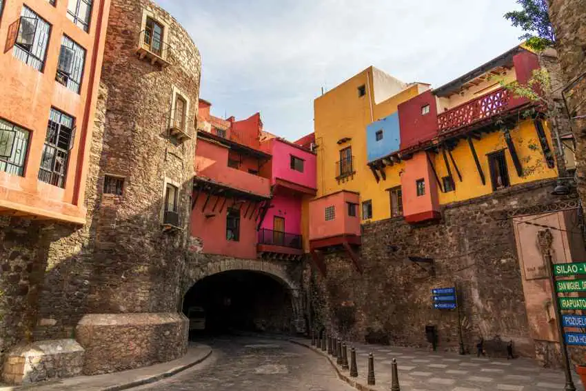 Casas coloridas abarrotadas en la ciudad de Guanajuato, México