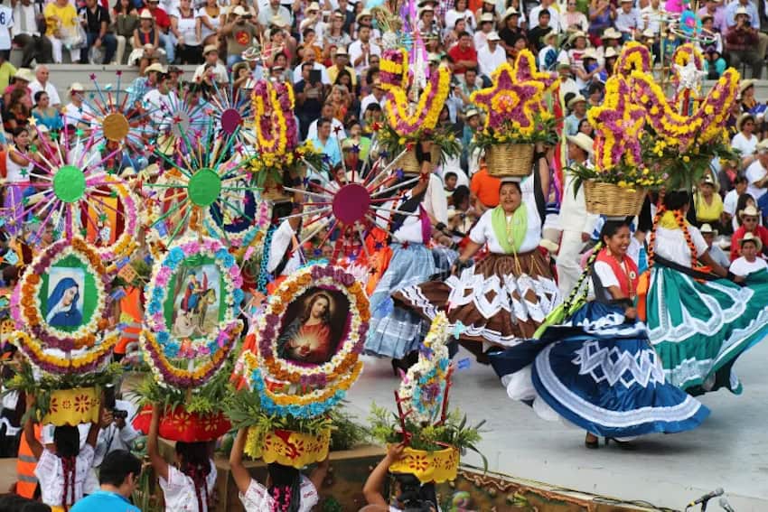 Mujeres oaxacán bailando