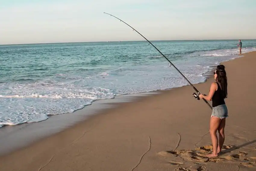 Una mujer que pesca en la playa en Los Cabos