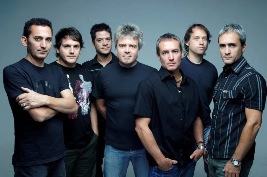 Reggae argentino y la banda de ska Los Pericos posan para una foto grupal