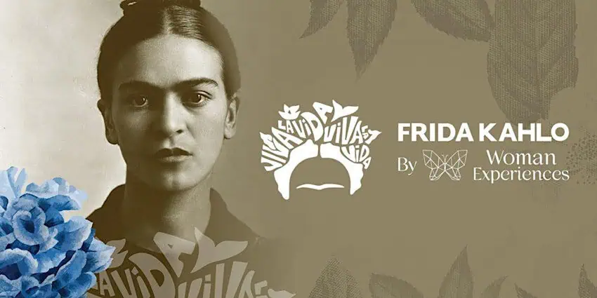 Una imagen en tonos sepia de Frida Kahlo con su cabello retirado se superpone con un gráfico de diseño blanco de su cabeza compuesta por las palabras "Viva la Vida". A la derecha dice en las letras blancas: "Frida Kahlo por las experiencias de la mujer". Letras similares que también dicen que Viva La Vida aparece bajo la collar de la imagen de Kahlo.